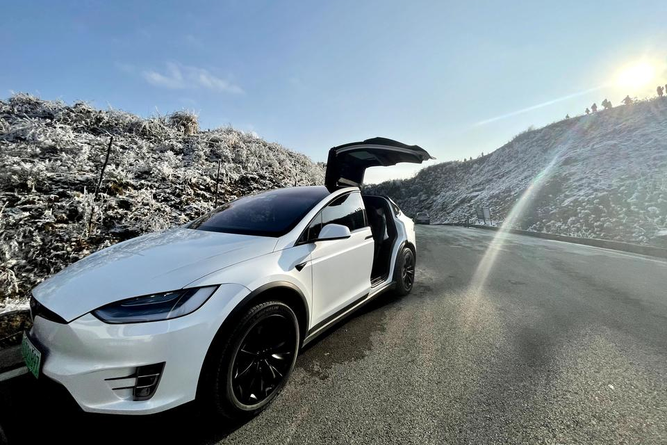 特斯拉讓我對(duì)新能源汽車有了新的看法，今天談的是MODEL X