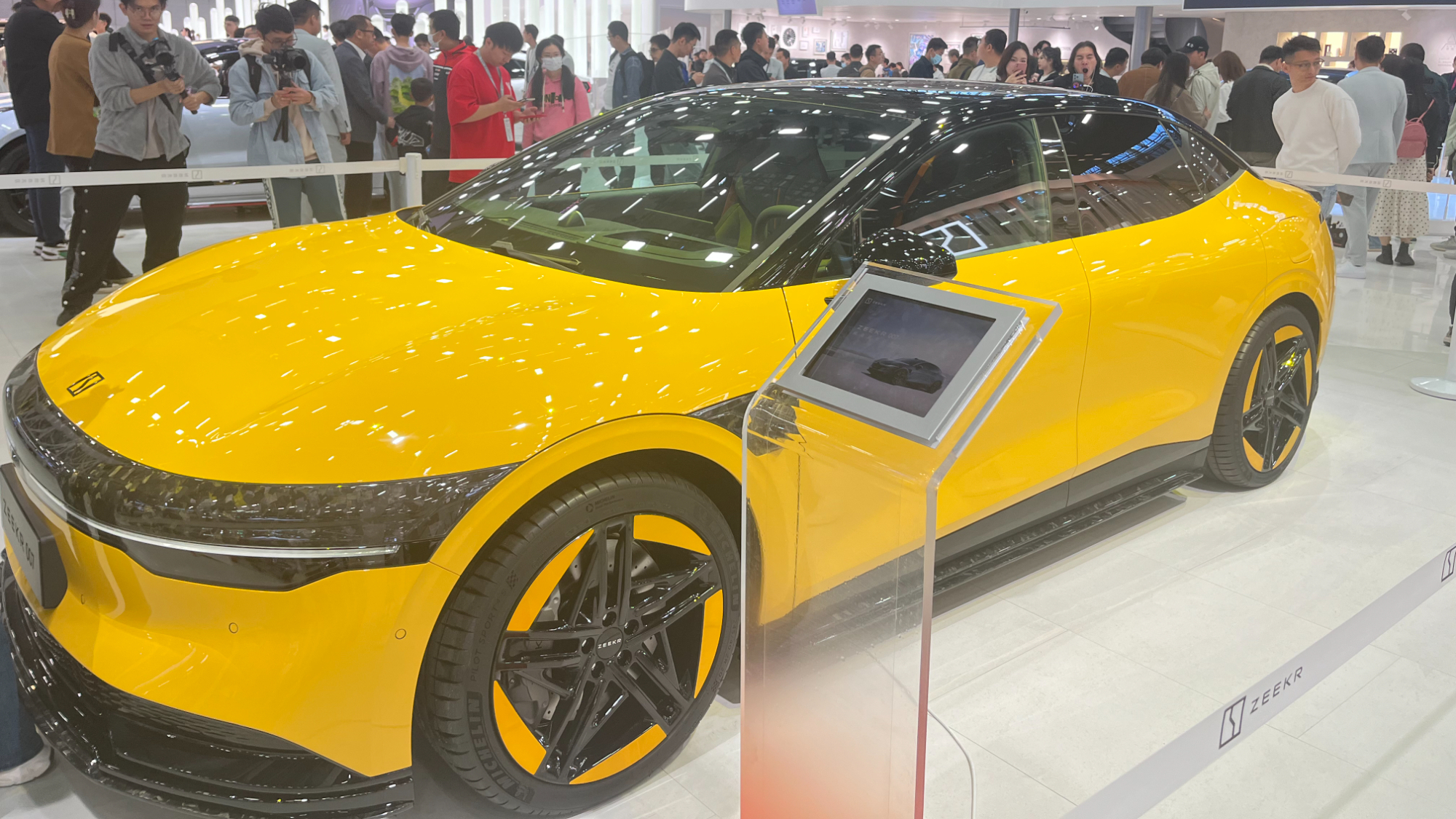 打卡廣州車展極氪展臺｜萬花叢中一點7