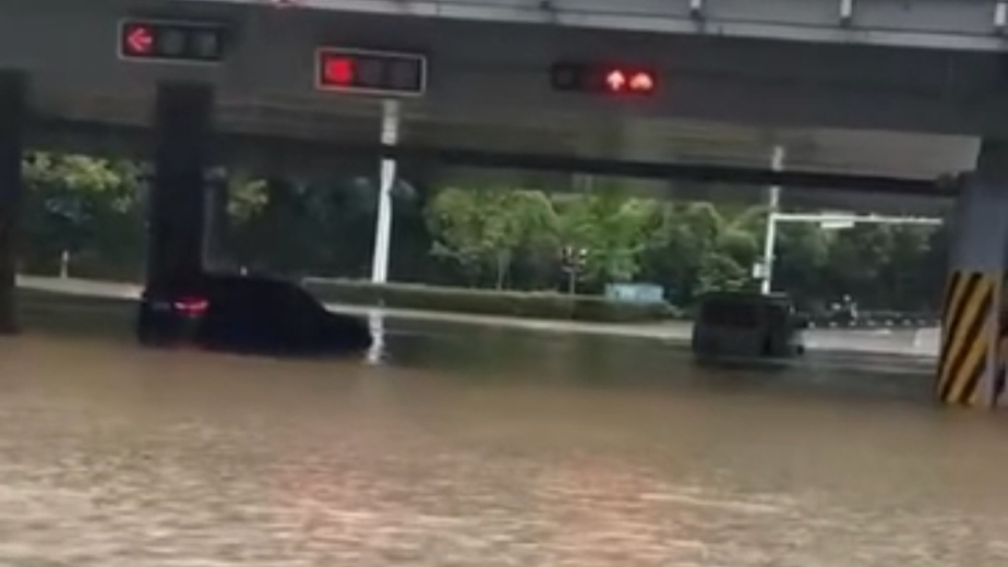 電車風(fēng)雨無阻