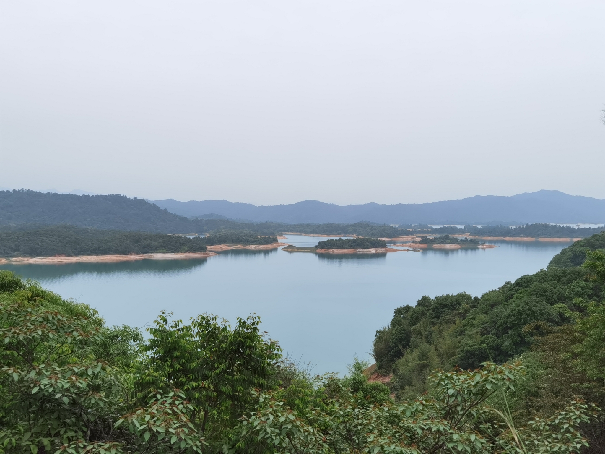 桂山风景区,风景区背靠河源第一高峰桂山,面对华南最大的人工湖万绿湖