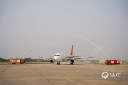 客机抵达老挝瓦岱国际机场后，接受了传统的水门及祝贺仪式