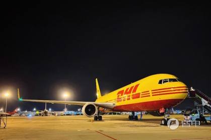 DHL B767货机在深圳宝安国际机场等待货物上载