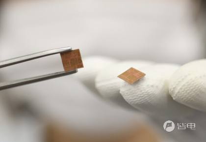 LG Innotek员工正在展示采用“Cu-Post”技术的RF-SiP基板。